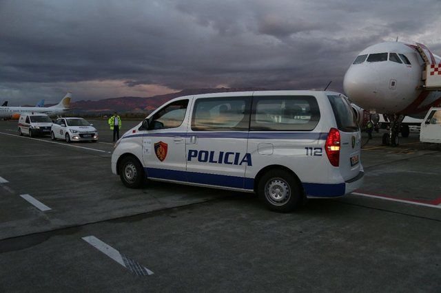 EMRAT/ N&euml; k&euml;rkim nd&euml;rkomb&euml;tar p&euml;r vepra t&euml;