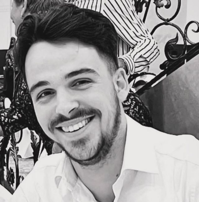 I vran&euml; nipin me thik&euml; n&euml; Angli, k&euml;ng&euml;tarja shqiptare