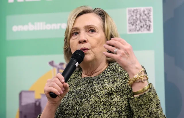 Hillary Clinton akuzon Trumpin p&euml;r fshehje t&euml; &ccedil;&euml;shtjes