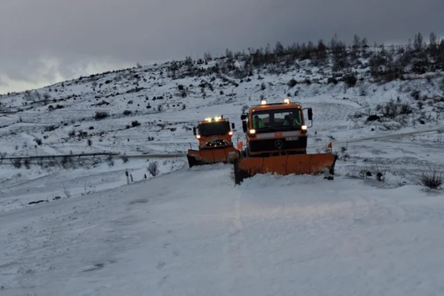 Rrugët malore të mbuluara nga dëbora, udhëtarët