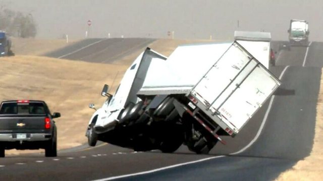 Era e fortë përmbys kamionin në mes të autostradës