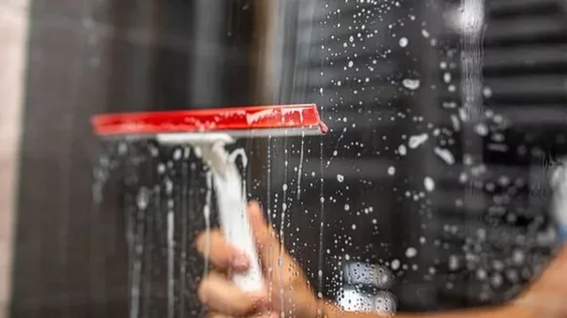 Parandaloni njollat e ujit në banjo duke përdorur këtë