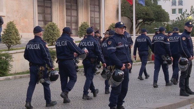 Policia publikon masat p&euml;r protest&euml;n e opozit&euml;s, mbi 1000