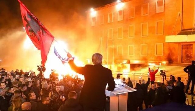 Protesta e opozit&euml;s para kryeministris&euml;, policia merr masat: Ja