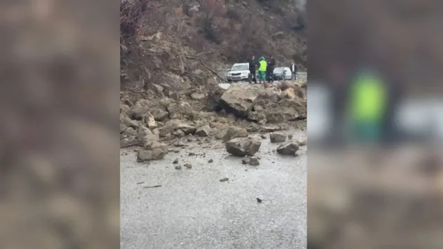 FOTO/ Moti i keq, r&euml;nie inertesh n&euml; disa akse rrugore n&euml; Elbasan,