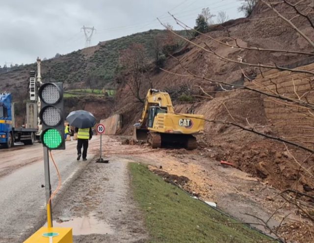 FOTO/ Moti i keq, r&euml;nie inertesh n&euml; disa akse rrugore n&euml; Elbasan,