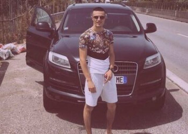 Tiranë/ U vra me thikë në rrugë gjatë sherrit me 2