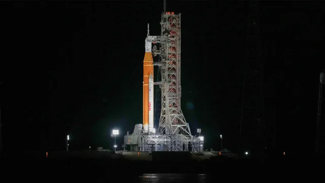 NASA b&euml;n njoftimin e r&euml;nd&euml;sish&euml;m: Fluturimi i par&euml; me