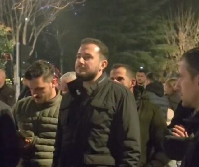 FOTO/ Ervin Salianji i bashkohet protest&euml;s s&euml; opozit&euml;s para