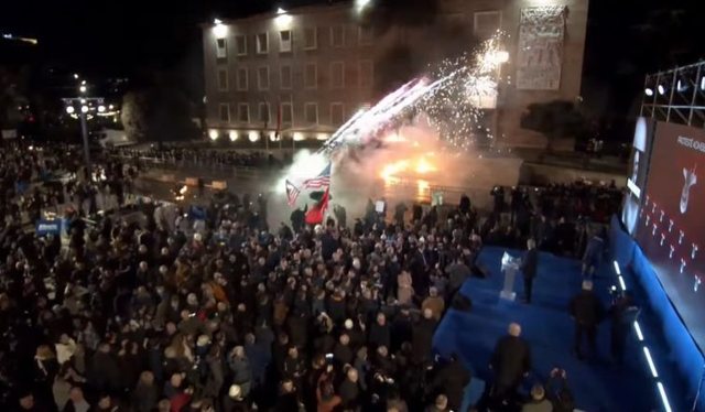 Protesta e PD-s&euml;/ Nis sulmi me fishekzjarre dhe molotov ndaj