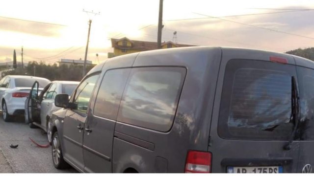 Aksident zinxhir n&euml; aksin Peqin&ndash;Elbasan, p&euml;rplasen 3 automjete!