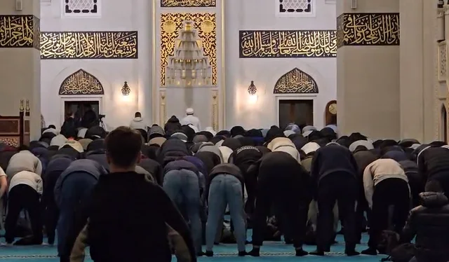 Tymi i molotov&euml;ve dhe gazit lotsjell&euml;s mbulon Xhamin&euml; e