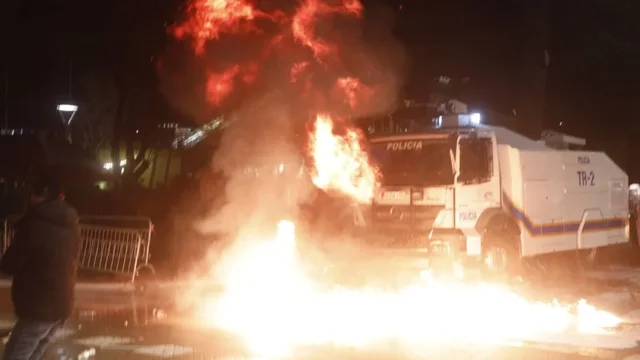 Fotot/ Autoboti i policis&euml; me uj&euml; p&euml;rfshihet nga flak&euml;t,