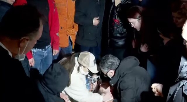 Protesta e PD/ I riu humb ndjenjat nga gazi lotsjell&euml;s, transportohet