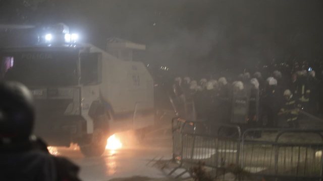 Tensionet n&euml; protest&euml;n e opozit&euml;s, policia shoq&euml;ron 25
