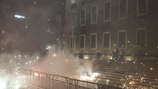 "Hodh&euml;n gaz lotsjell&euml;s n&euml; zyrat e selis&euml;&rdquo;/ PD