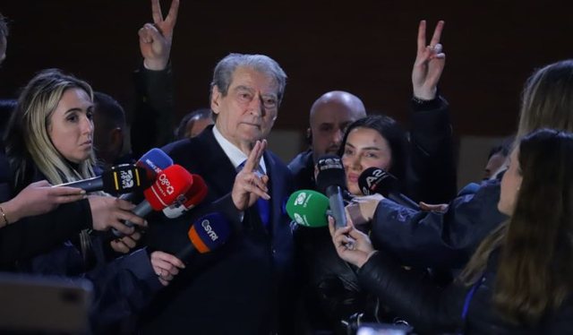 "Zoti ju vraft&euml;!"/ Berisha mbyll protest&euml;n me nj&euml;