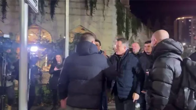 Protesta e PD/ Flamur Noka përplaset me efektivët civilë të