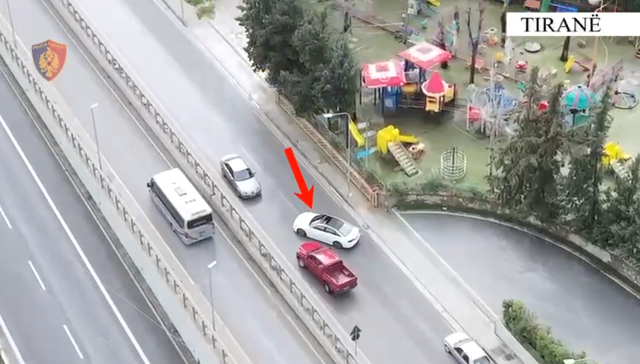 VIDEO/ Policia prit&euml; si n&euml; filma, bllokon makin&euml;n e kuqe me 10 kg