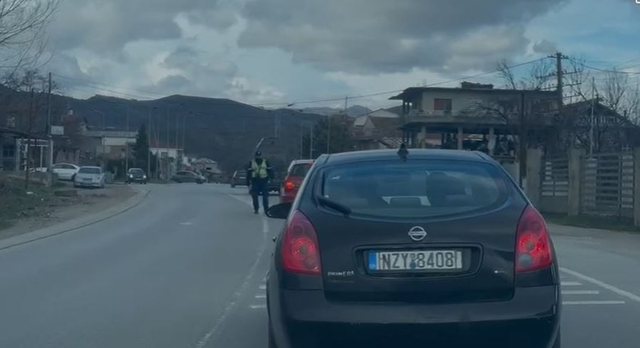 Fluks n&euml; aksin Maliq - Moglic&euml;, policia postbllok: Nuk lejohen