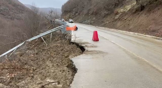 Plasaritje të thella në rrugën Maliq–Gramsh, rrezikohet