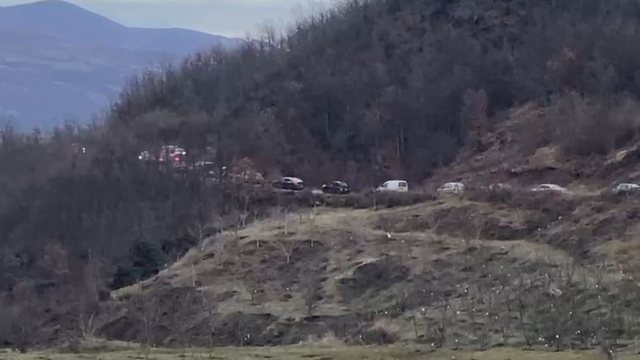 Trafiku i rrënduar pas bllokimit të rrugës! Shoferët futen