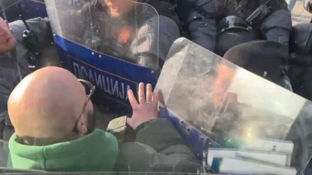 Skandal në Maqedoninë e Veriut! Policët përplasen me klubin