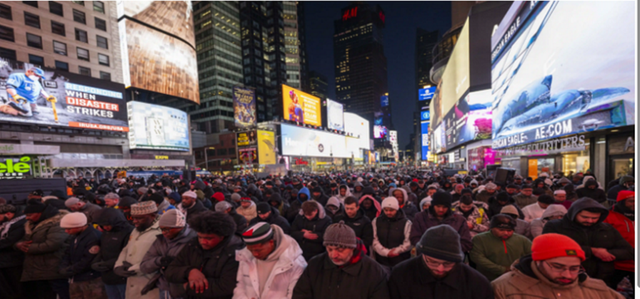 Qindra myslimanë shtrojnë iftar dhe falin teravitë në