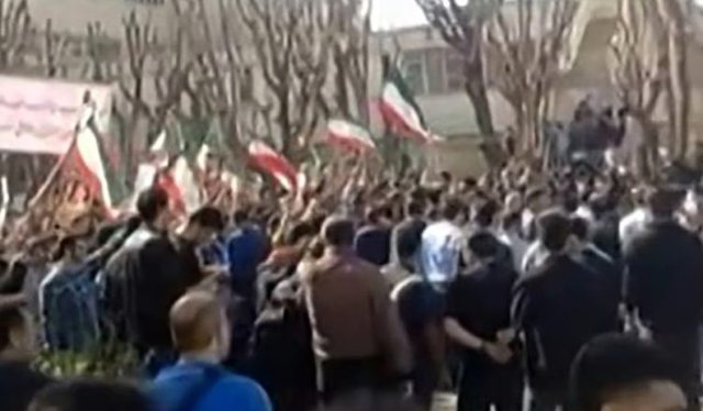 Student&euml;t iranian&euml; brohorasin kund&euml;r Qeveris&euml; dhe