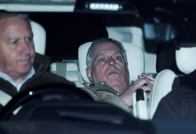 Historia pas fotos virale t&euml; Andrew pas arrestimit t&euml; tij