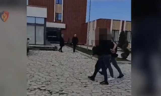 N&euml; k&euml;rkim nd&euml;rkomb&euml;tar p&euml;r trafik droge dhe