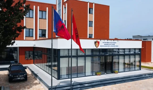 Aksidenti i R&Euml;ND&Euml; n&euml; Shkod&euml;r/ P&euml;rplasi me makin&euml;