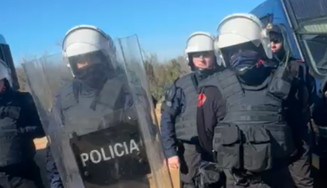 Banorët e Rrjollit vijojnë protestën e tyre: Po na marrin pronat.
