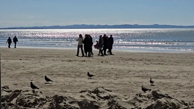 Dyndje në plazhin e Durrësit/ Jo vetëm nga Tirana, vizitorë