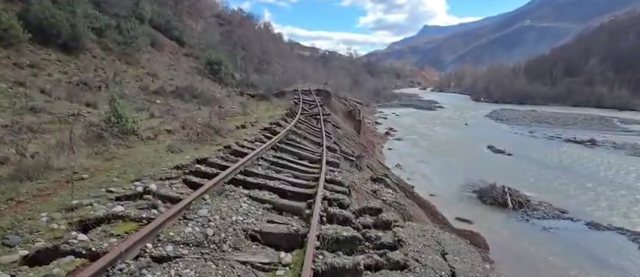 Librazhd, pas dëmtimit të rrugës dhe shtyllës së