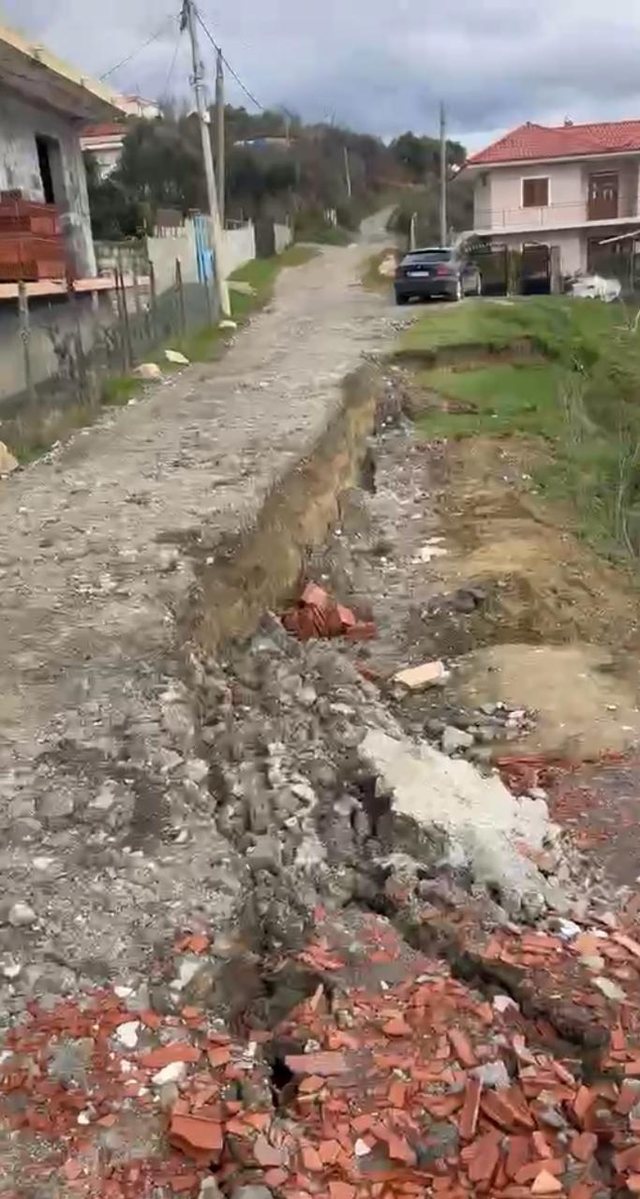 Alarm n&euml; Peqin/ Rr&euml;shqitje masive n&euml; Algjinaj, &ccedil;ahet toka