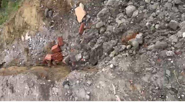 Alarm n&euml; Peqin/ Rr&euml;shqitje masive n&euml; Algjinaj, &ccedil;ahet toka