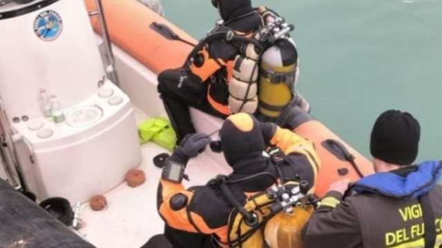 Dhunoi brutalisht nënën dhe u hodh në det, gjendet i mbytur