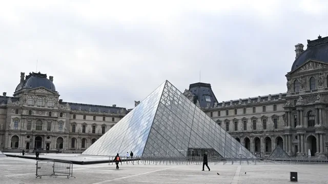 Shkelja e siguris&euml; n&euml; Luv&euml;r: Publikohen fotot e arrestimit