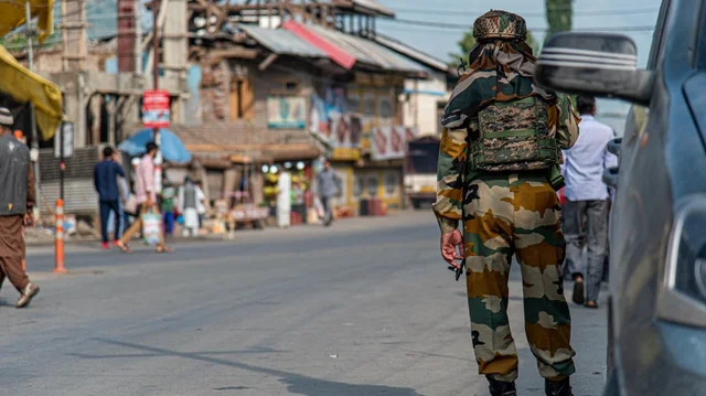 Pakistan, nisin sulmet ajrore kund&euml;r militant&euml;ve me baz&euml; n&euml;