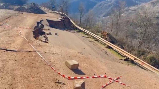 Përkeqësohet situata në rrugën Librazhd-Përrenjas,