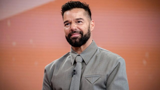 Këngëtari i njohur shfaqet në një kafene për të