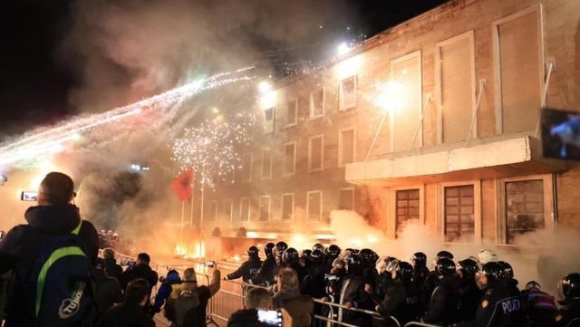 Molotovët në protestë, lirohen të gjithë protestuesit e
