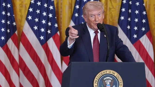 Trump &ldquo;fal&euml;nderon&rdquo; Gjykat&euml;n Supreme p&euml;r bllokimin e