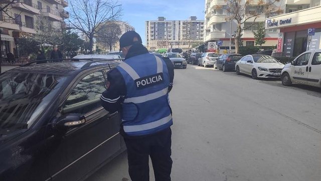Parkimi i dyfisht&euml; dhe zaptimi i hap&euml;sir&euml;s publike, Policia