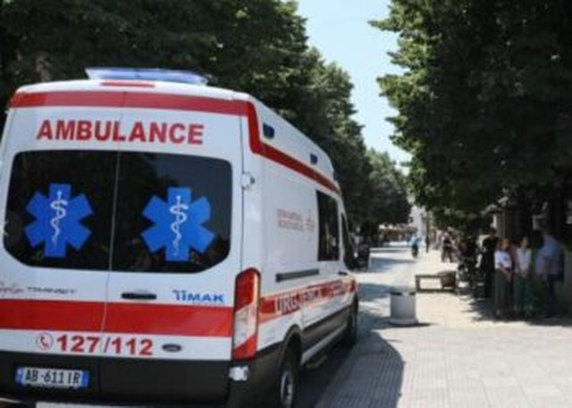 Korçë, vetëhidhet nga kati i dytë i banesës një