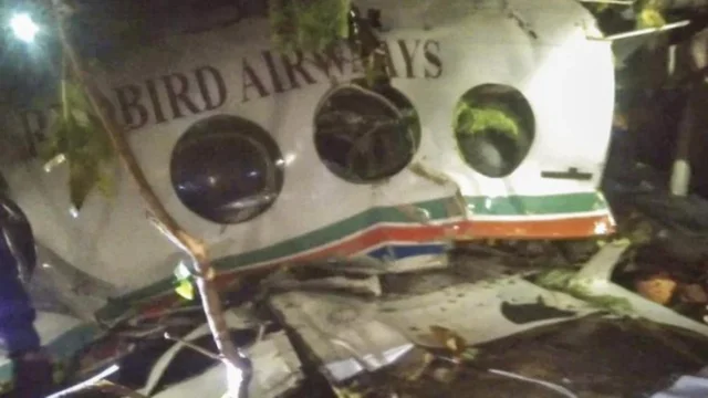 Rr&euml;zohet avioni mjek&euml;sor nga moti i keq, 7 an&euml;tar&euml; t&euml;