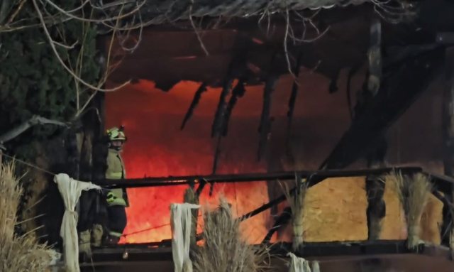 VIDEO/ P&euml;rfshihet nga flak&euml;t nj&euml; lokal n&euml; Vlor&euml;, digjet