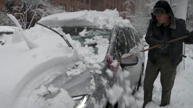 Nju Jorku mbulohet nga 60 centimetra borë, teksa Manhattani bie në