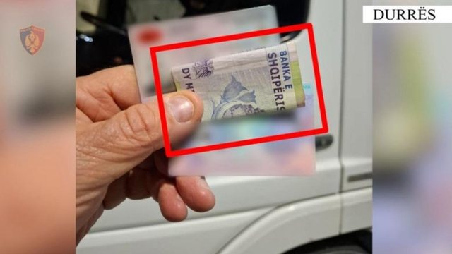 Me makin&euml;n pa siguracion duke l&euml;vizur kundravajtje, 35-vje&ccedil;ari